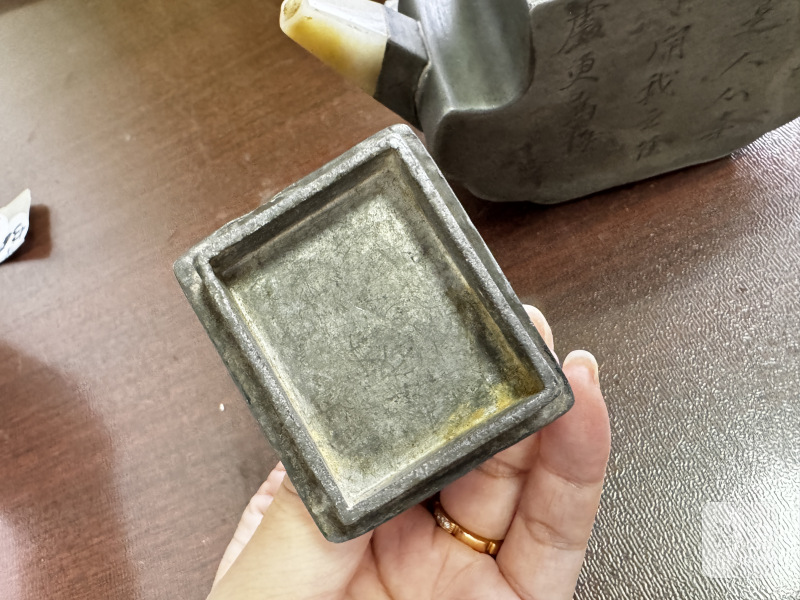 清 三镶玉花卉诗文如意形锡包紫砂壶 - 图10
